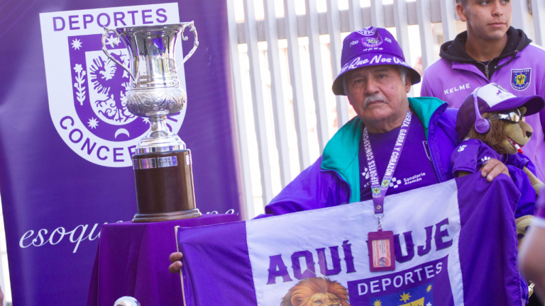EXHIBIMOS LA COPA DE LA LIGA2D 2024 EN LOS ACCESOS DEL ESTADIO