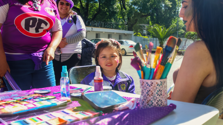 JORNADA DE PINTACARITAS Y ENTREGA DE DULCES PARA LOS NIÑOS EN EL ESTADIO