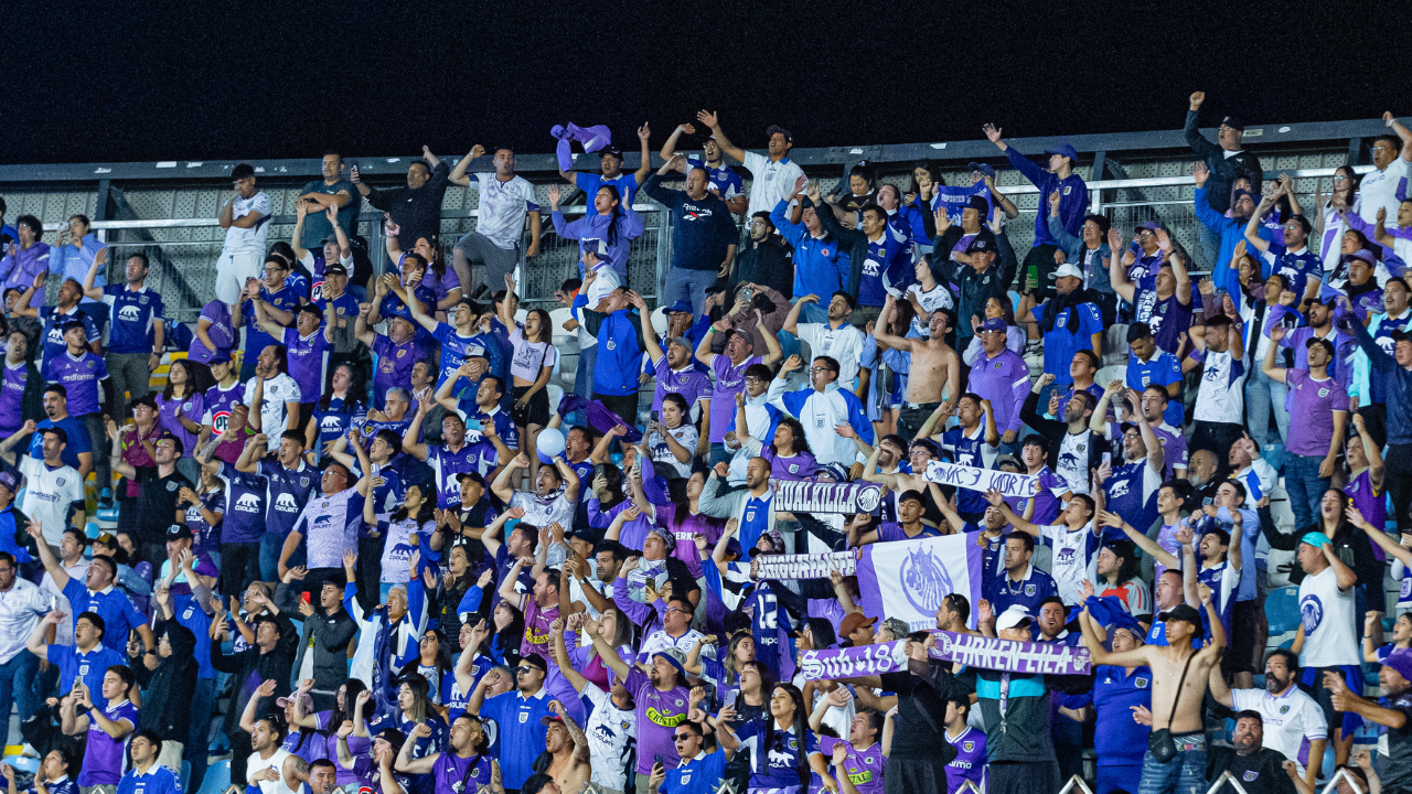 GALERÍA: LA HINCHADA LILA DIJO PRESENTE EN EL RETORNO A PRIMERA