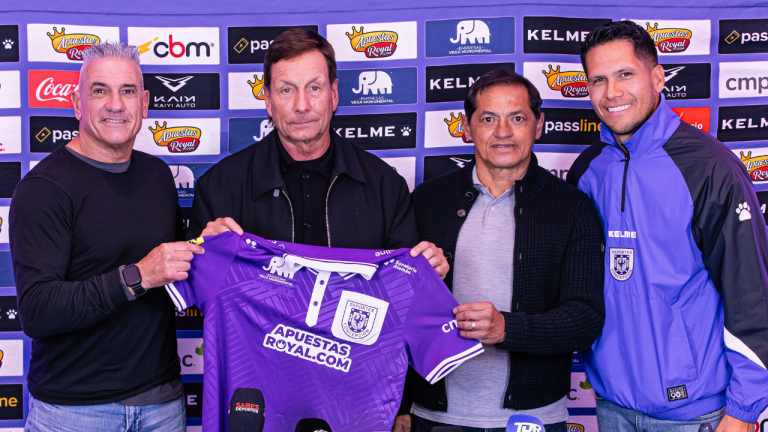 FERNANDO DÍAZ Y SU CUERPO TÉCNICO FUERON PRESENTADOS EN EL LEÓN